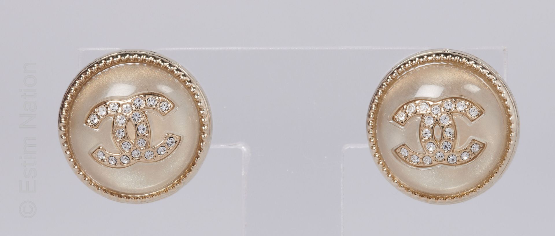 CHANEL (2022) 镀银金属、树脂和水钻CC圆形耳环一对（直径：1.2厘米）