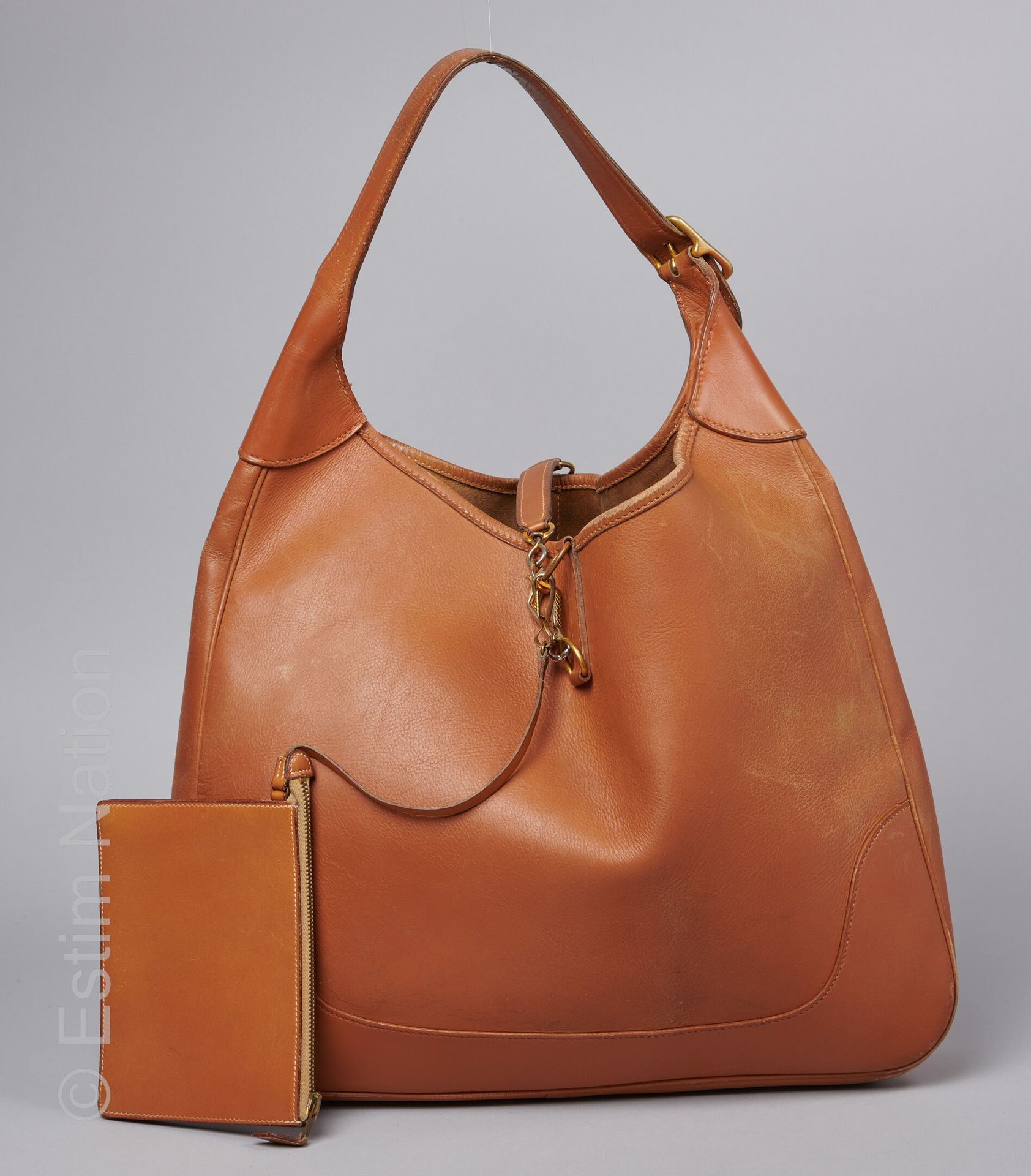 HERMES (1956) BOLSO "TRIM" MODELO GRANDE en caja y piel de becerro dorada con bo&hellip;