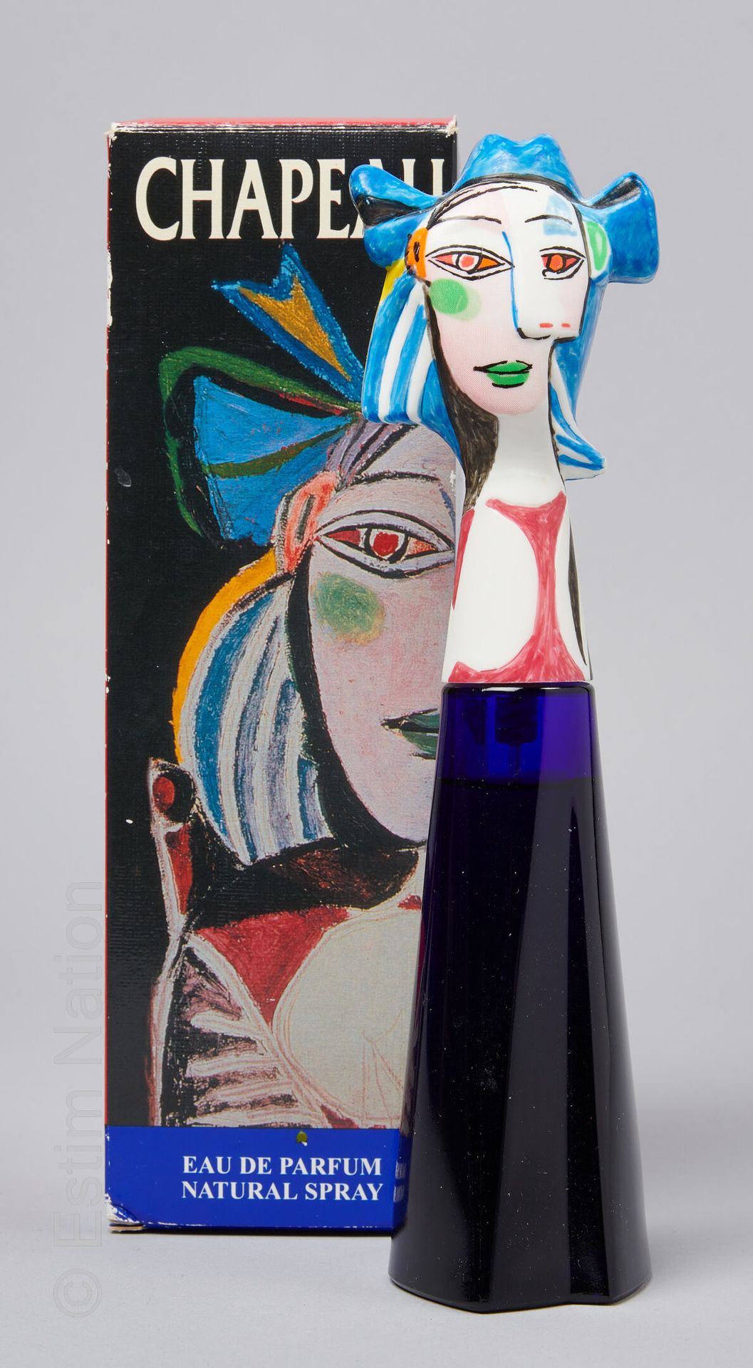 Chapeau bleu, collection Marina Picasso 玻璃喷雾瓶，瓶塞上有一个艺术作品。容量50毫升，有标题和装饰的盒子。