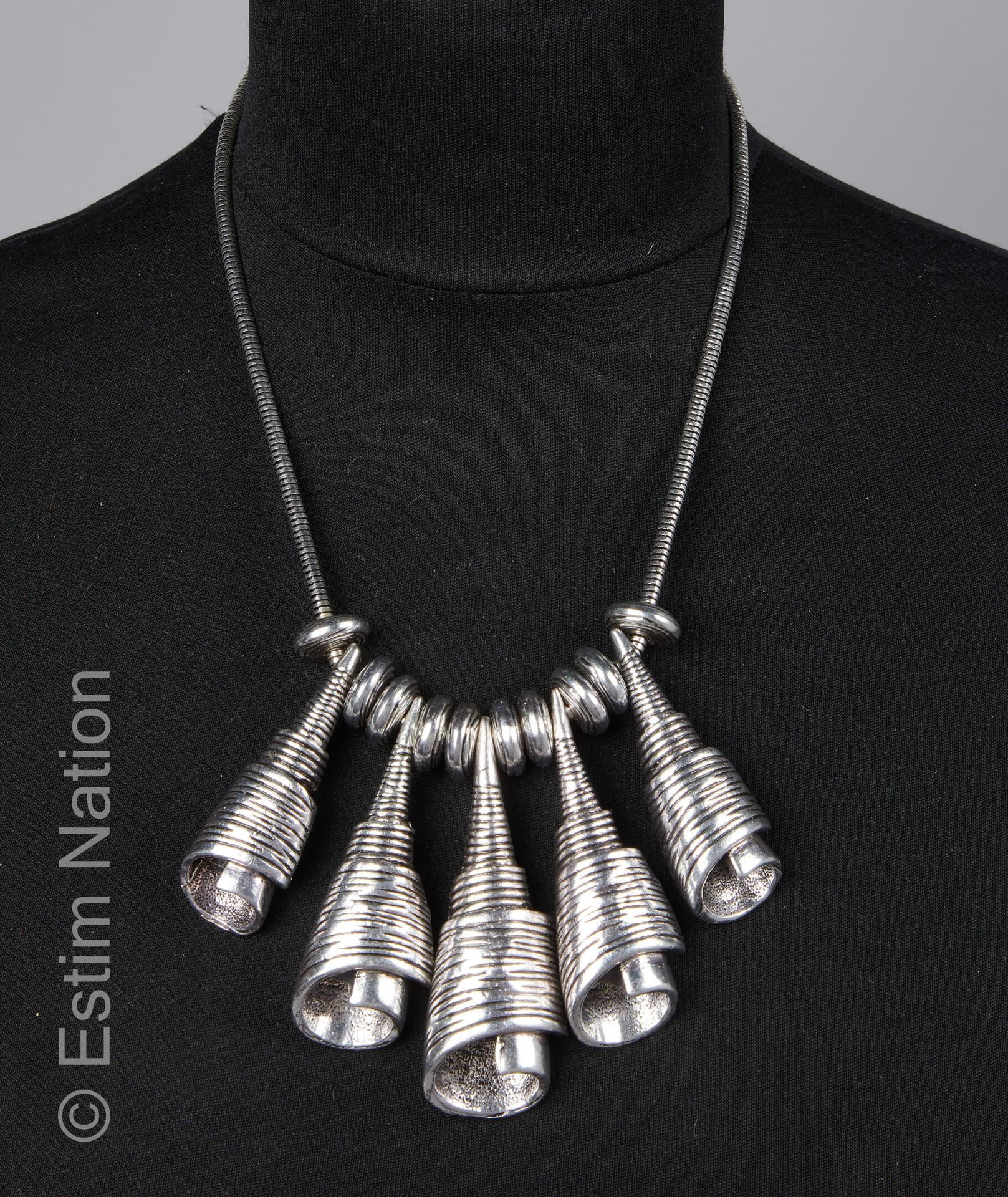 COLLIER Halskette aus Metall, bestehend aus einer Schlangenmasche, die fünf Horn&hellip;