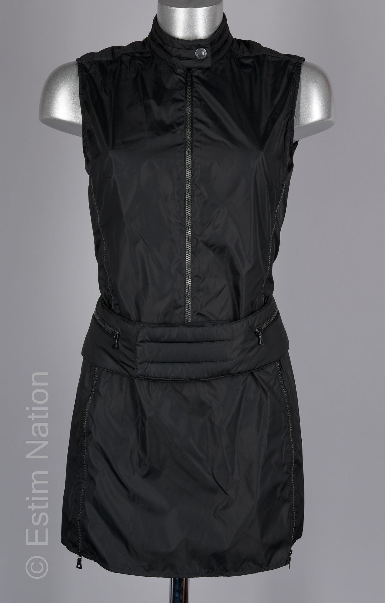 PRADA LIGNE SPORT MINI ROBE en nylon noir zippée agrémentée d'une ceinture matel&hellip;
