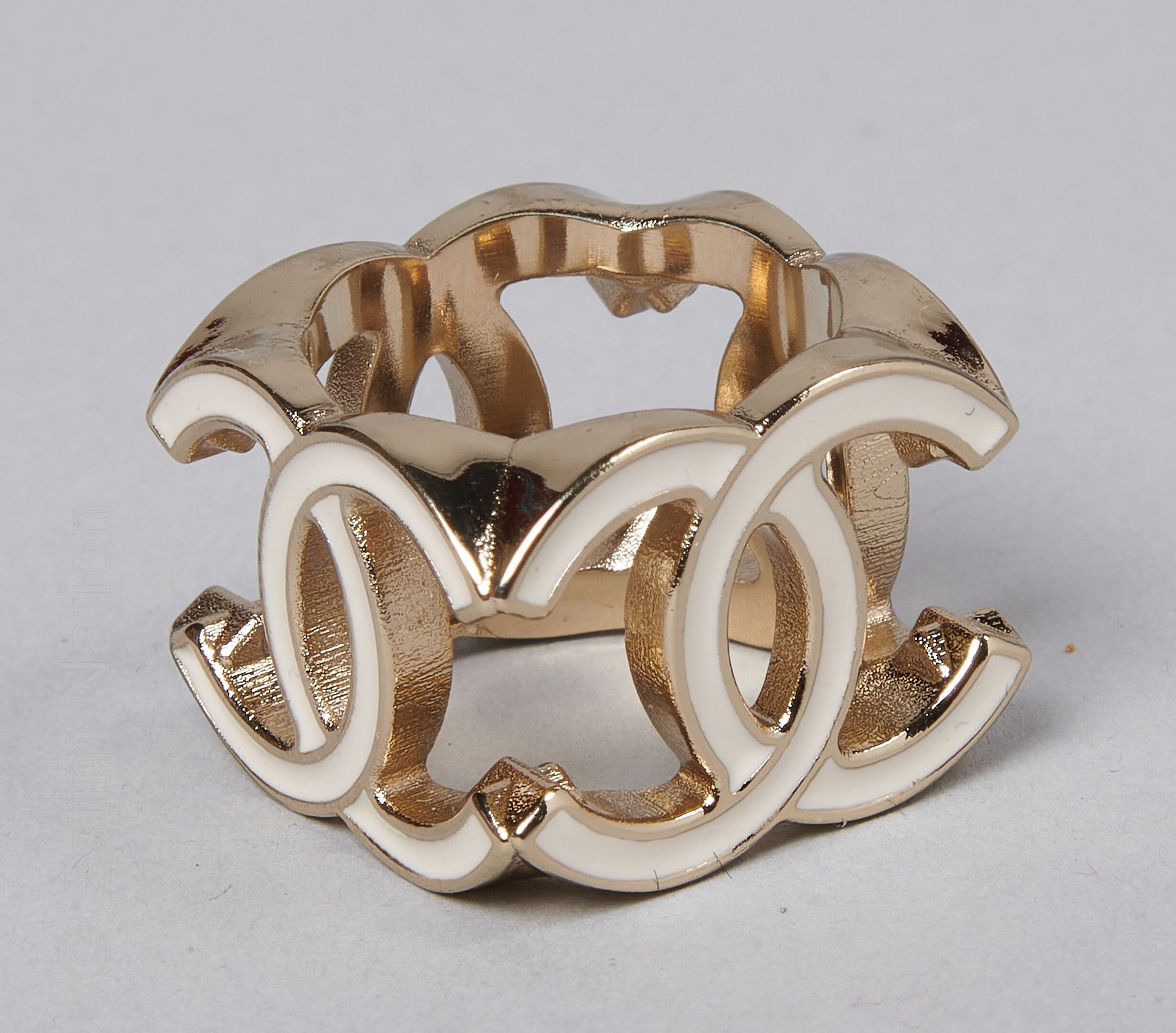 CHANEL (2022) Gilded metal cube ring enamelled with white CC (TDD: 49)