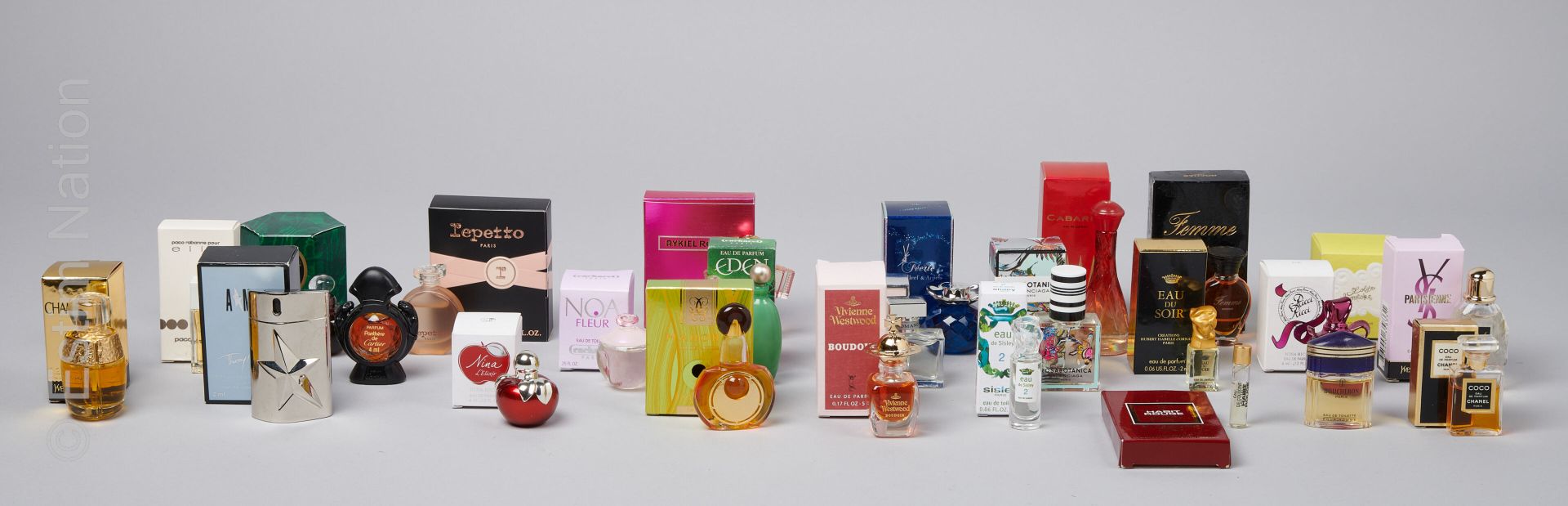 LOT COMPRENANT ENVIRON 25 MINIATURES Lot comprenant environ 25 miniatures Parfum&hellip;