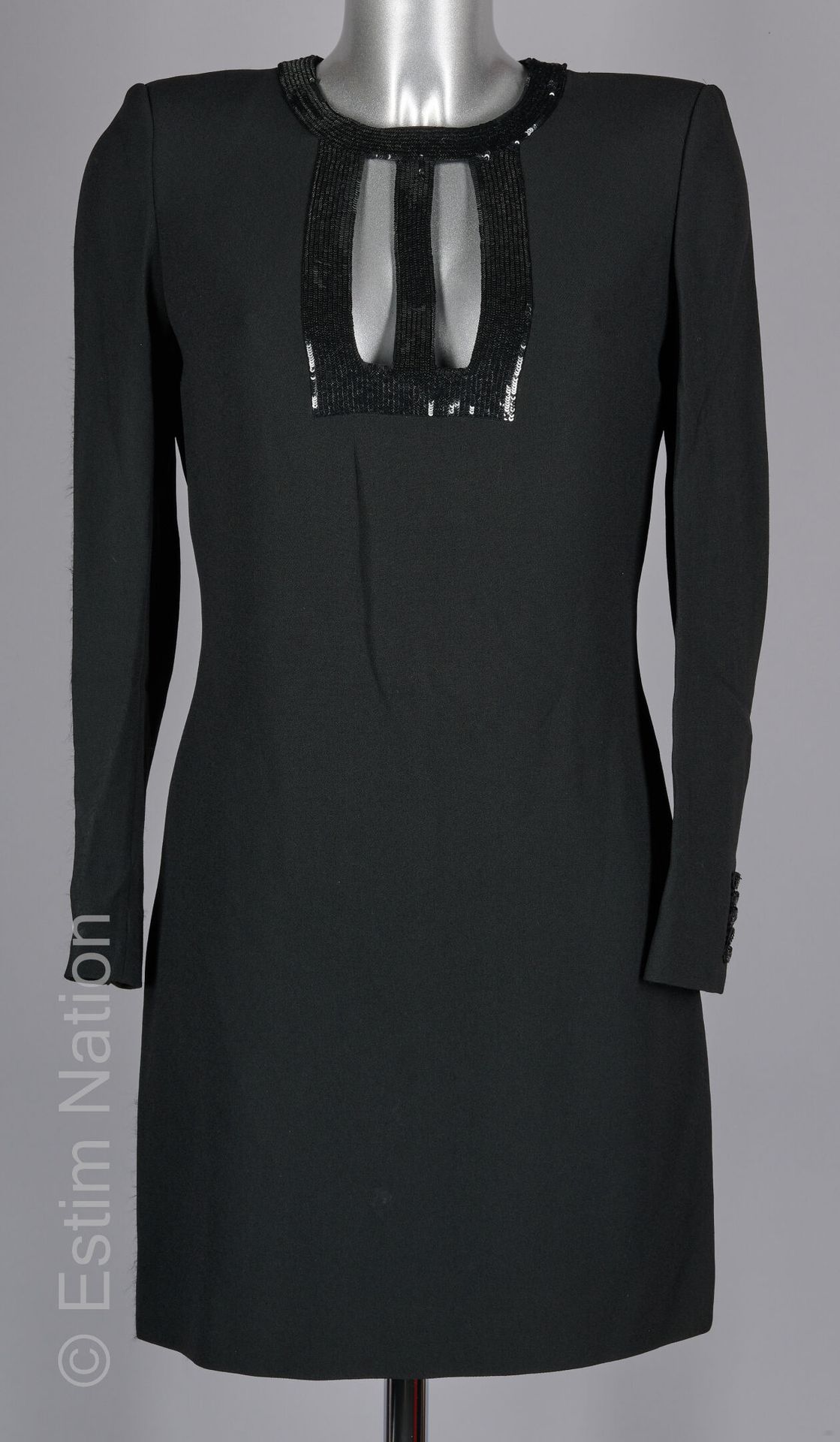 SAINT LAURENT PAR HEDI SLIMANE (2013) 黑色直筒绉绸连衣裙，圆领，胸前有亮片镂空装饰（S 40）（袖口材料略有磨损）。

图&hellip;