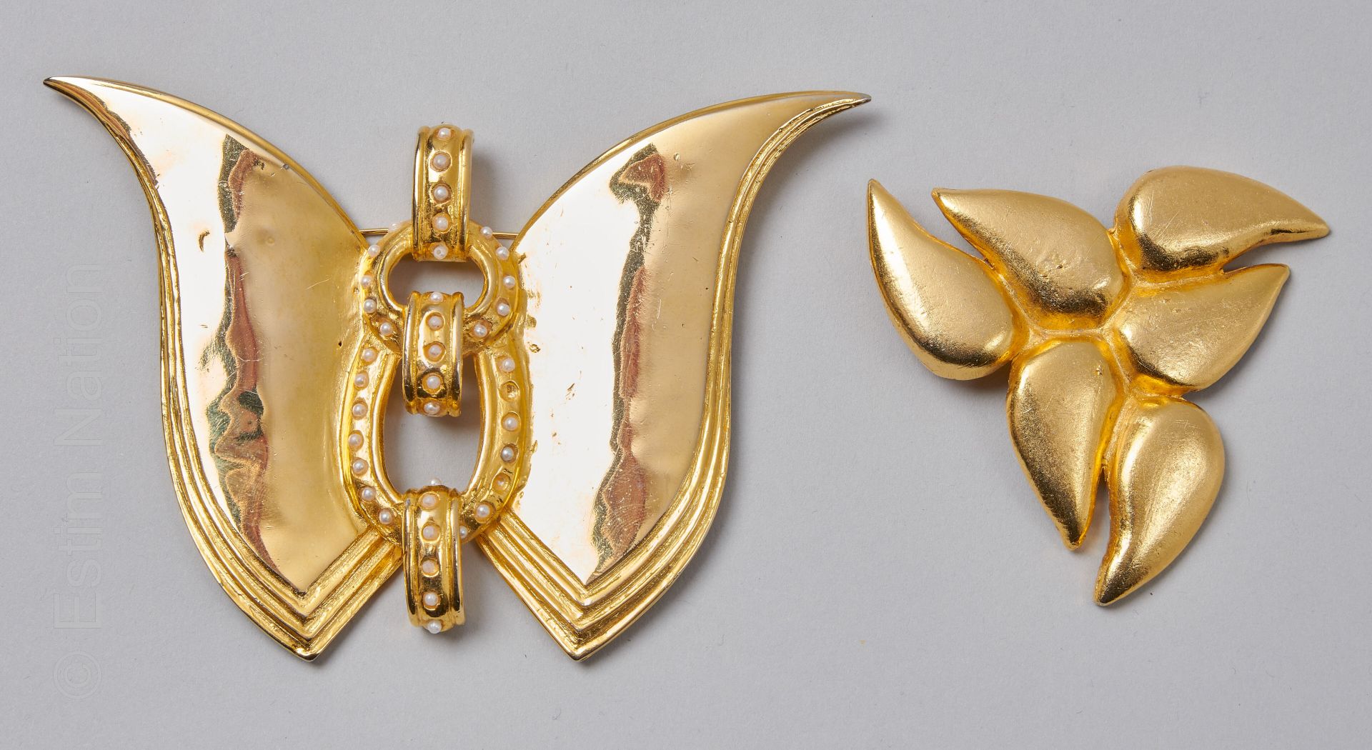 ANONYME IMPORTANTE BROCHE papillon en métal doré rehaussée de perles fantaisie (&hellip;