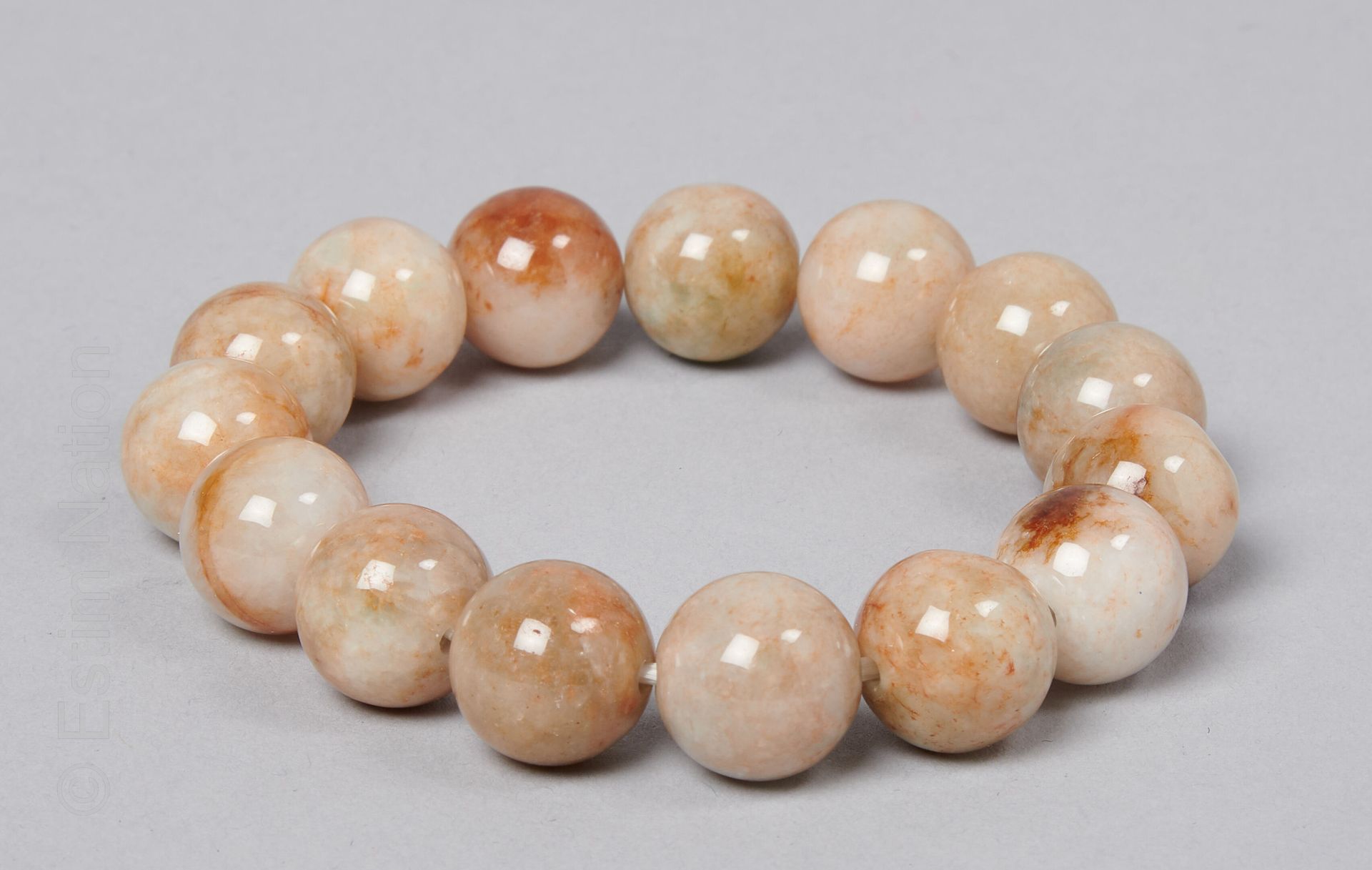 BRACELET JADE Stretch bracelet with jade beads (diameter: 14 mm).