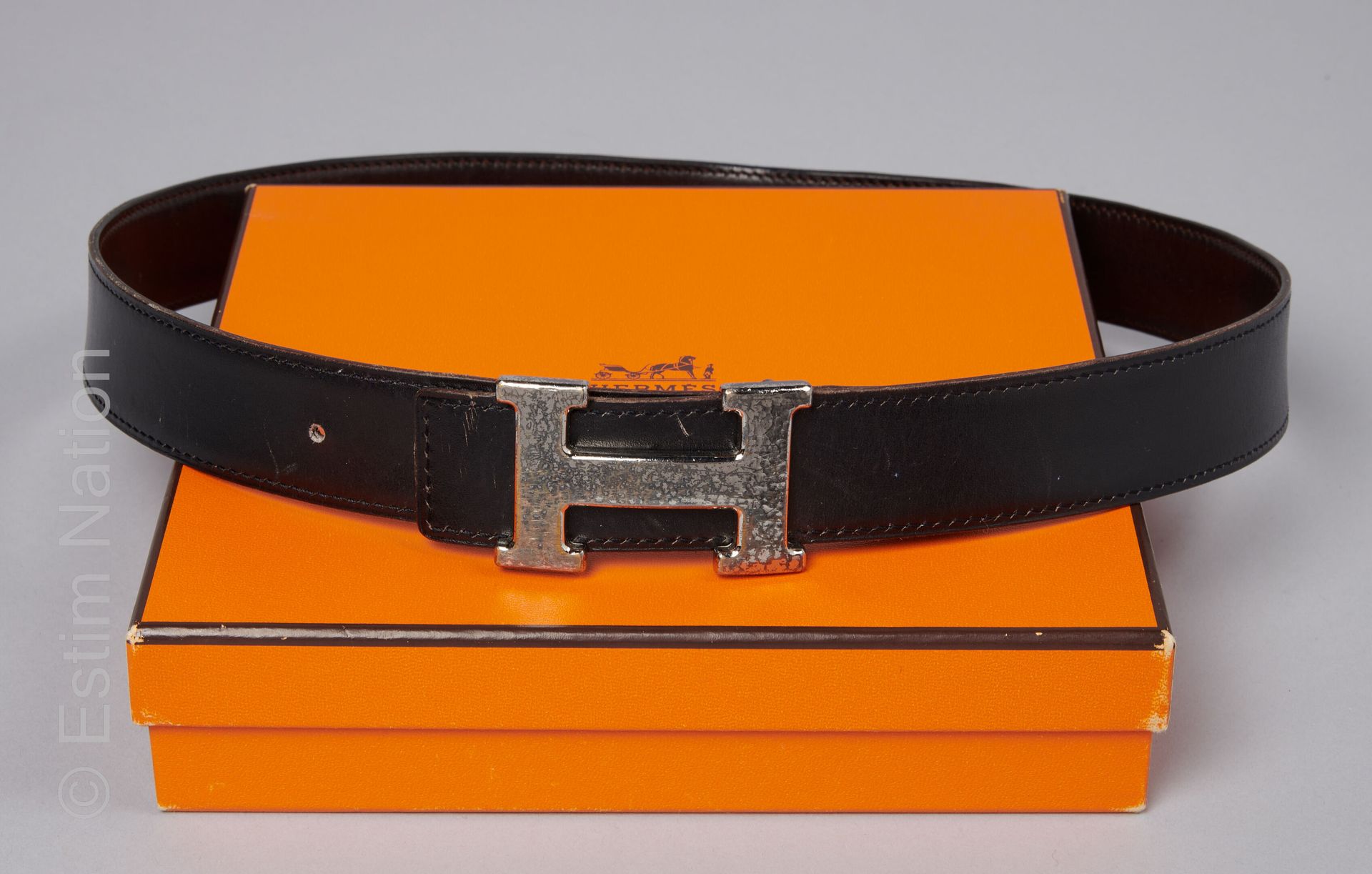 HERMES PARIS (2002) Black box belt (T 75) (worn patina, marks) with hammered pal&hellip;