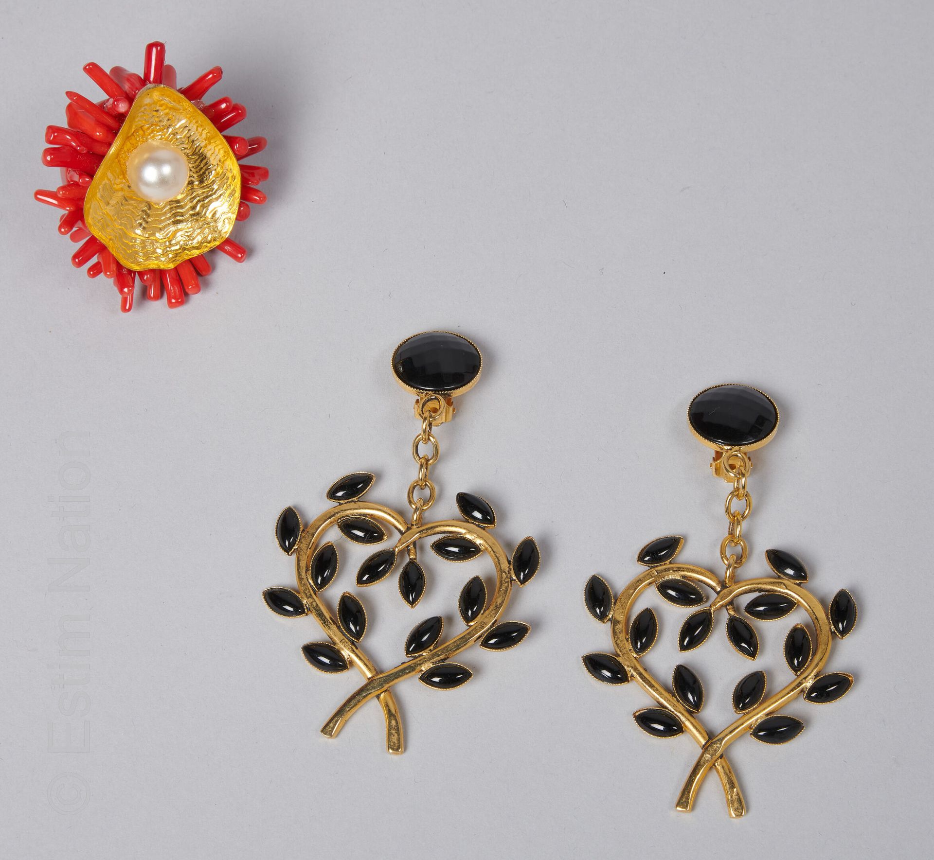 ANONYME 一对镀金金属和黑色树脂的夹子耳环，红色珊瑚状树脂的戒指，上面点缀着一个贝壳和一颗梦幻般的珍珠（不保证状态）。