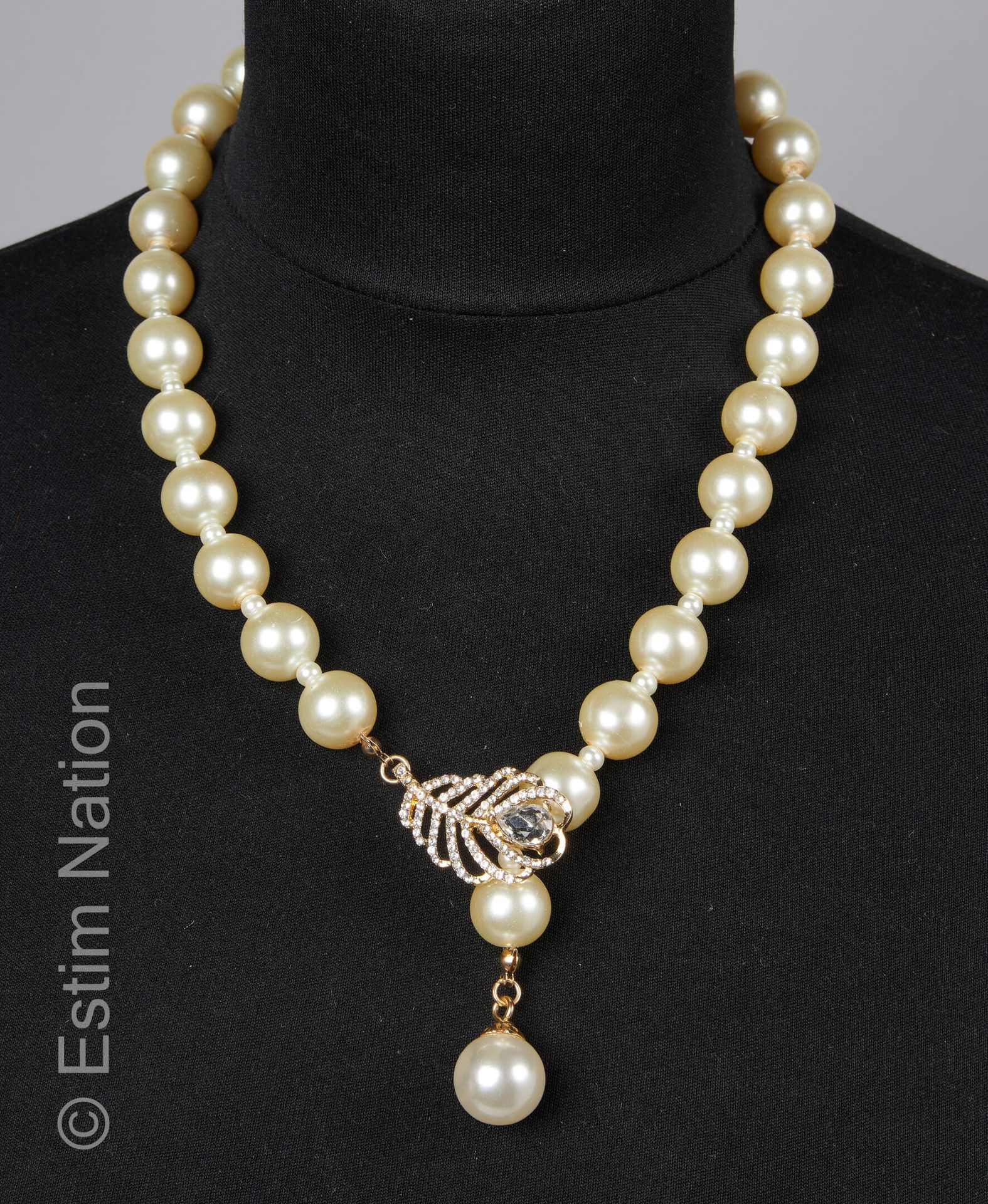 COLLIER PERLES FANTAISIE 镶有大颗幻想珍珠的项链。可调节高度的金属叶子扣，有水钻点缀。 
长度：49厘米