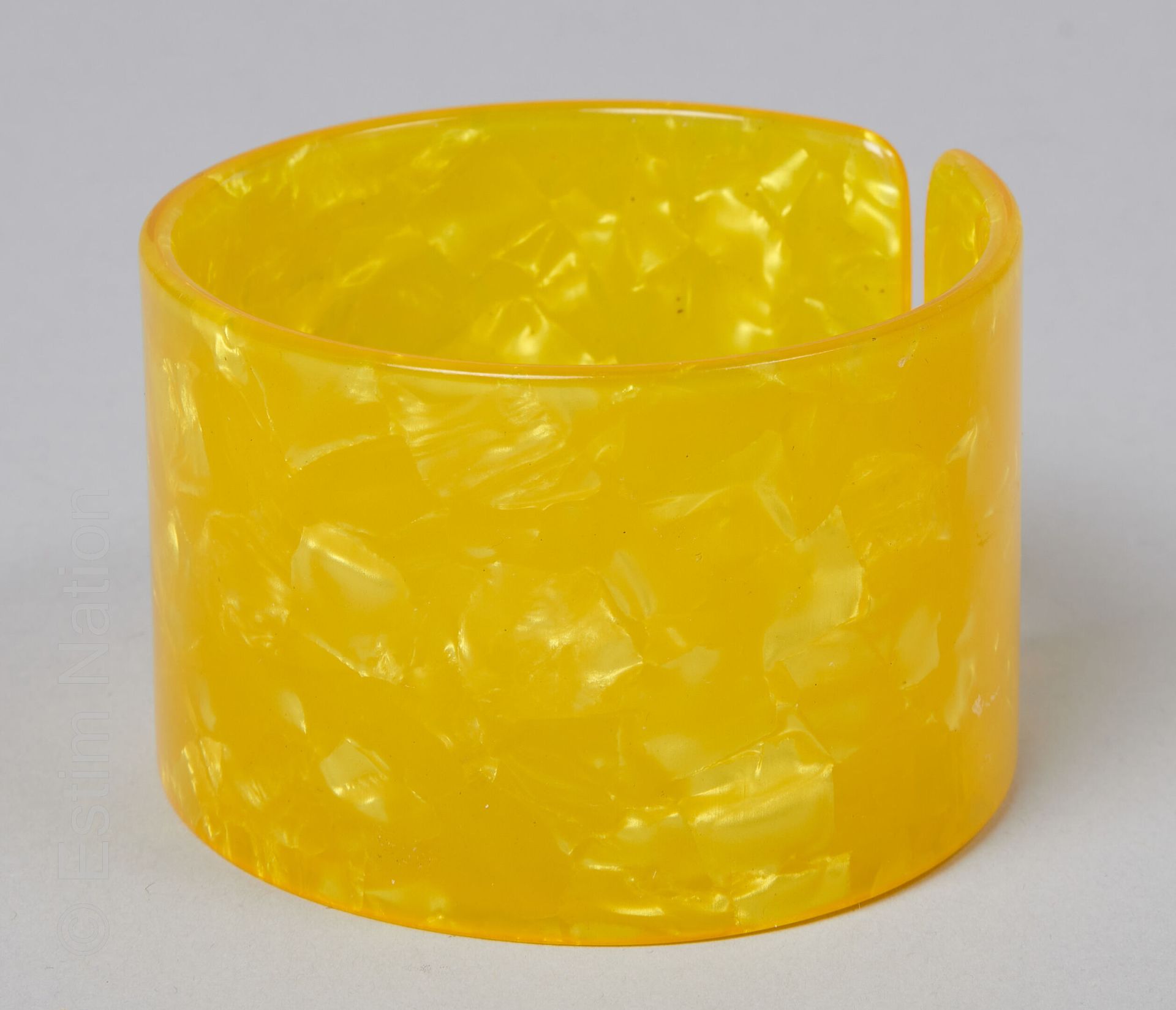 BRACELET Bracelet manchette ouvert en bakélite jaune à effet nacré. 
Largeur : 5&hellip;