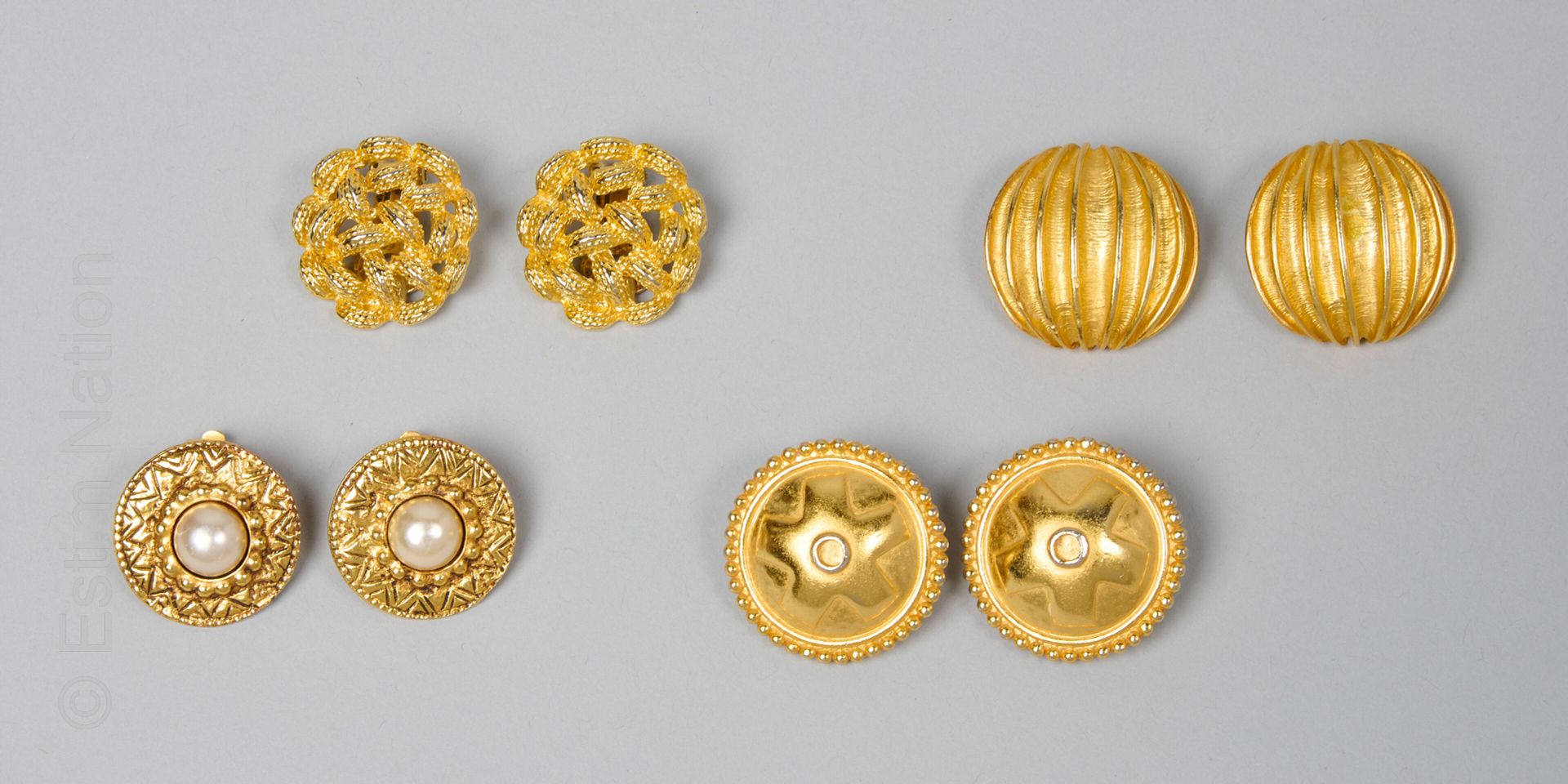 MARIE VICTOIRE, CCORI, ANONYME QUATRE PAIRES DE CLIPS D'OREILLES en métal doré (&hellip;
