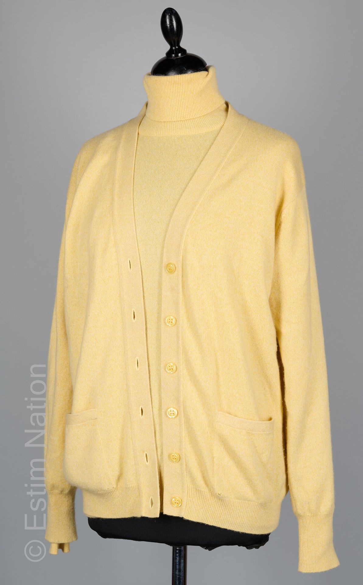 ERIC BOMPARD TWIN SET en tricot cachemire chiné jaune comprenant un cardigan et &hellip;