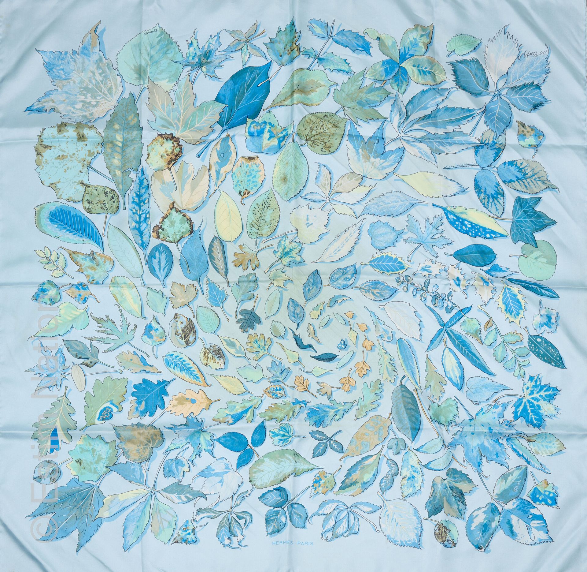 HERMES PARIS CARRE en twill de soie imprimé de feuilles sur fond bleu et vert (t&hellip;