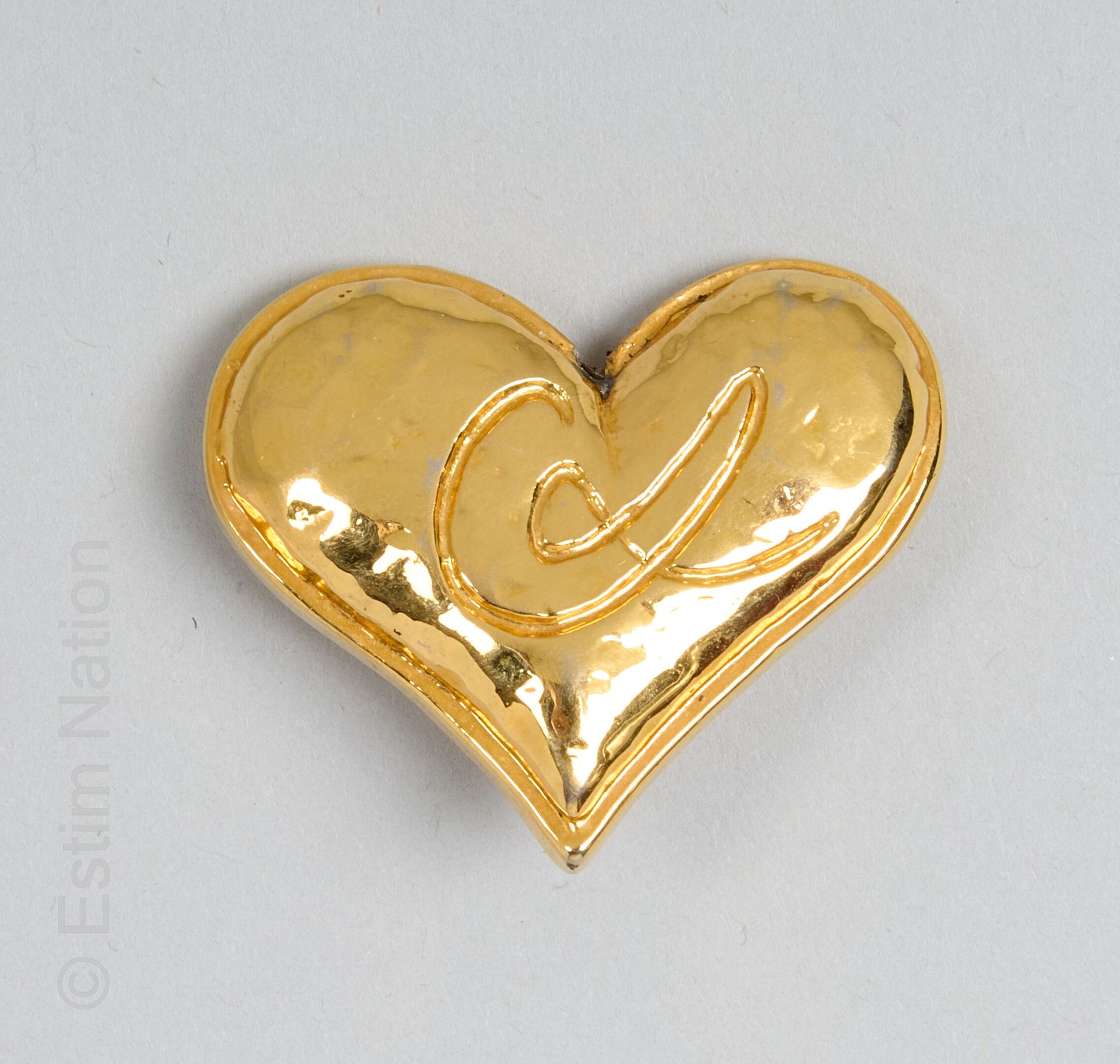 CHRISTIAN LACROIX Spilla a cuore in metallo dorato con firma (perno sul retro so&hellip;