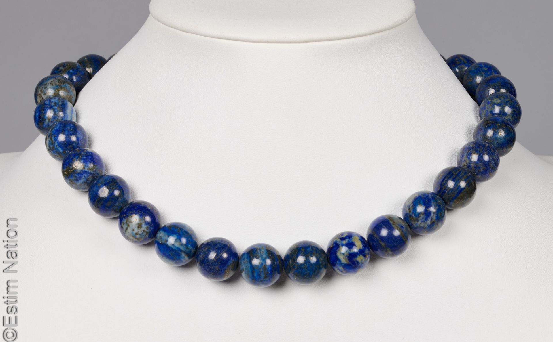 COLLIER LAPIS-LAZULI Important collier composé de perles de lapis-lazuli ( Diamè&hellip;