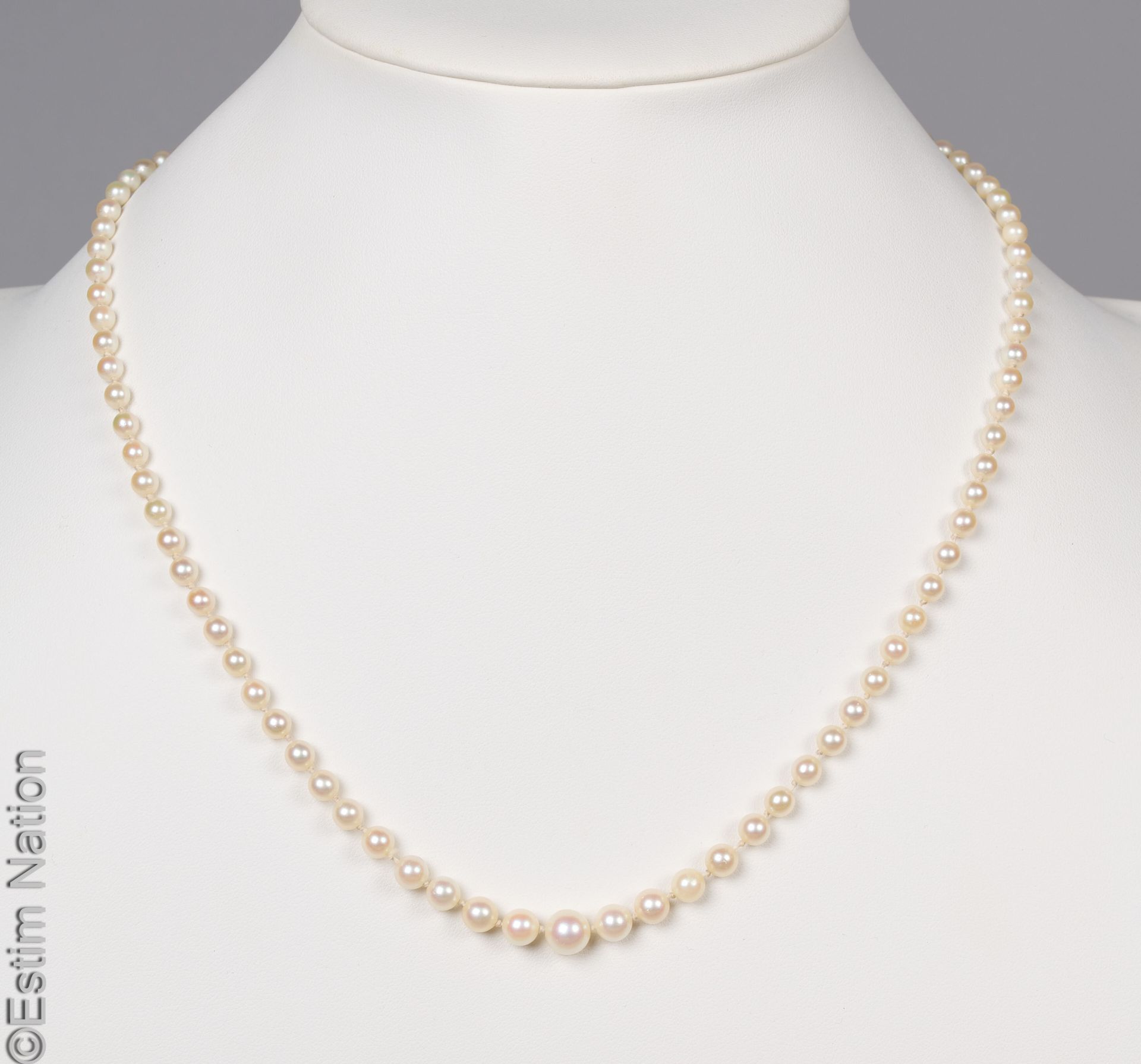 COLLIER PERLES DE CULTURE BLANCHES Collier composé d'un rang de perles de cultur&hellip;