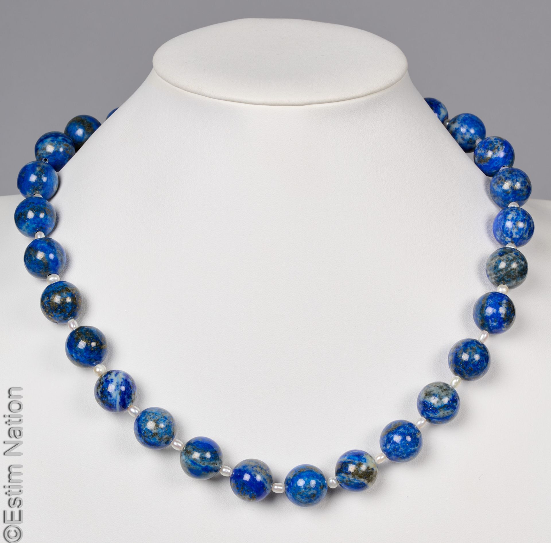 COLLIER LAPIS-LAZULI Collier composé de perles de lapis-lazuli alternées de peti&hellip;