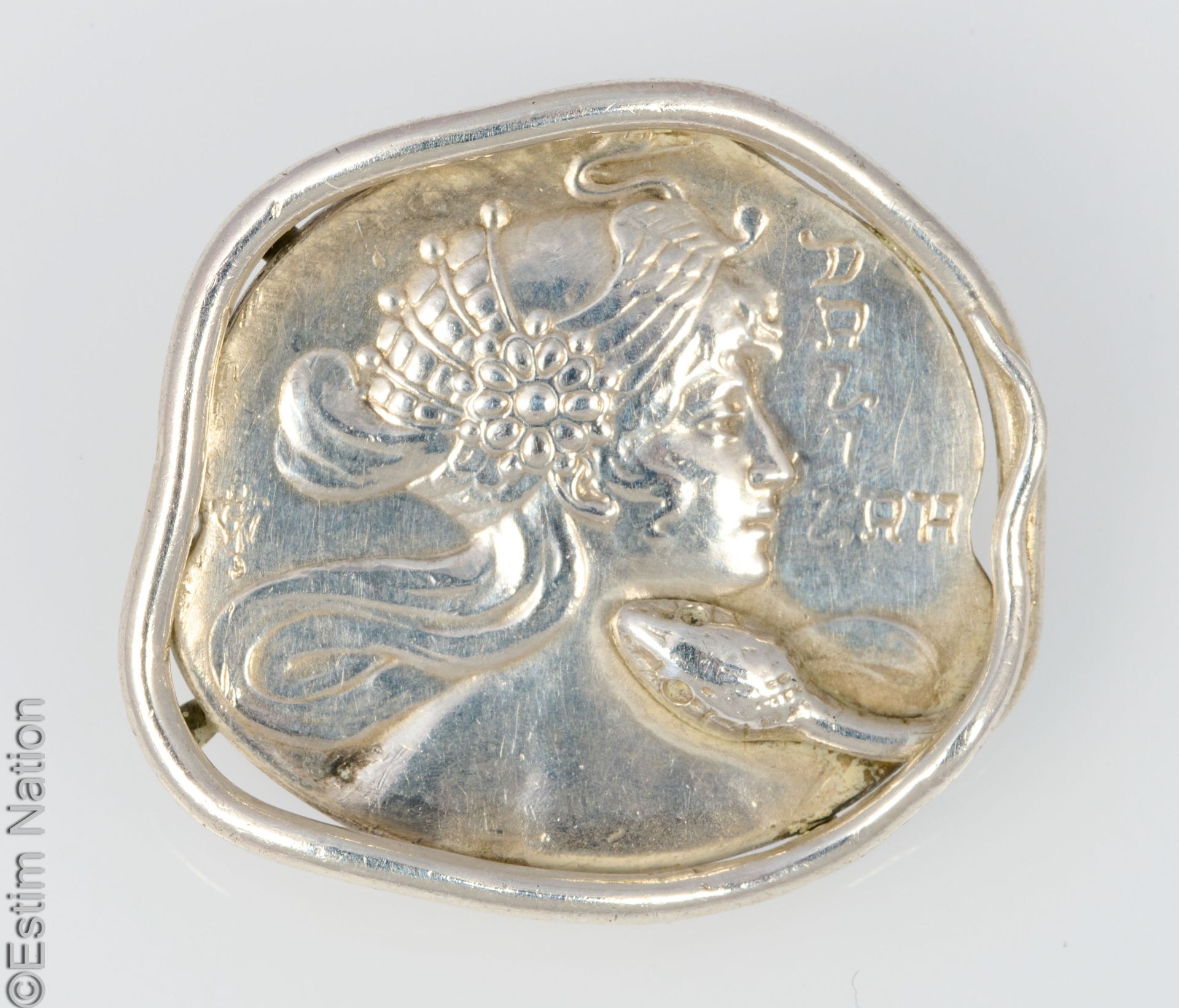 BROCHE ART NOUVEAU Broche en argent 925/°°de forme mouvementée présentant un pro&hellip;