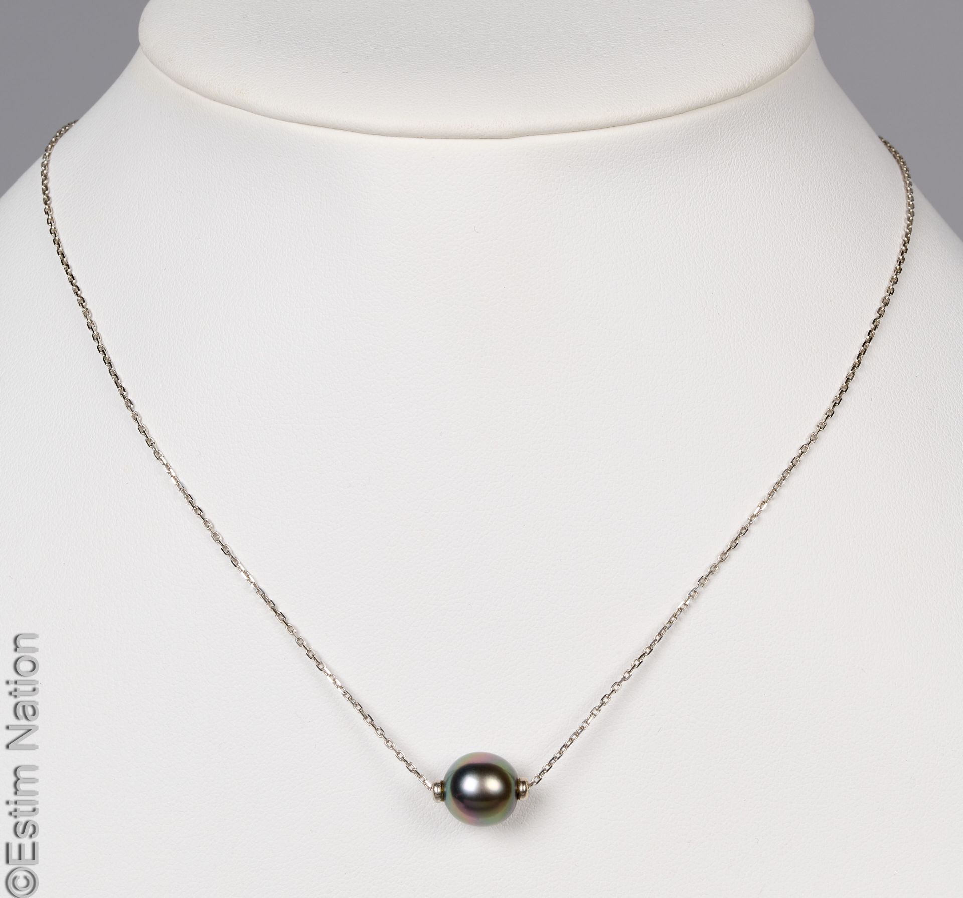 COLLIER OR PERLE Collier ras du cou en or gris 18K (750/°°) présentant une perle&hellip;
