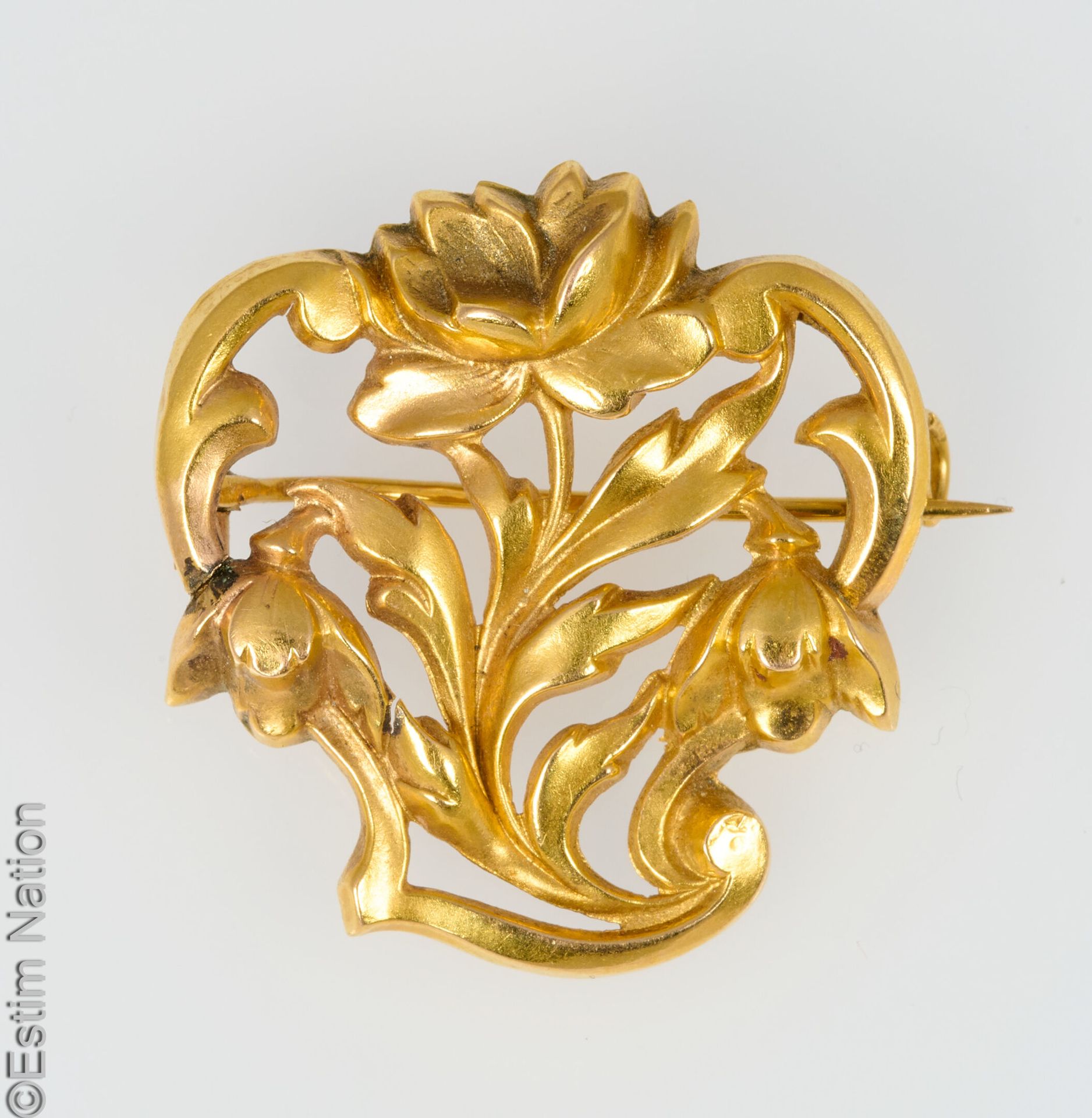 BROCHE OR Broche en or jaune 18K (750 millièmes) ajourée et ciselée à décor flor&hellip;