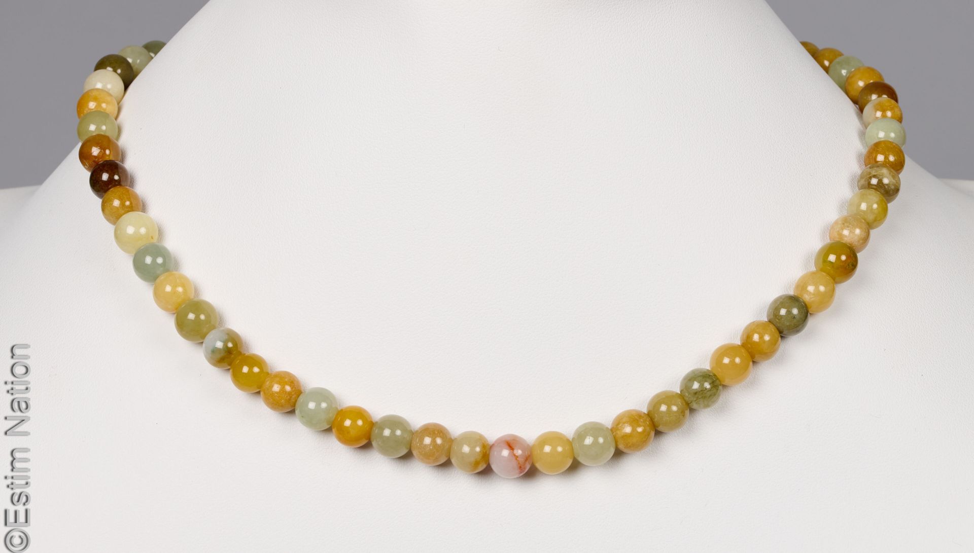 COLLIER JADE Collier composé de perles de jade multicolore ( Diamètre : 8.1 mm).&hellip;