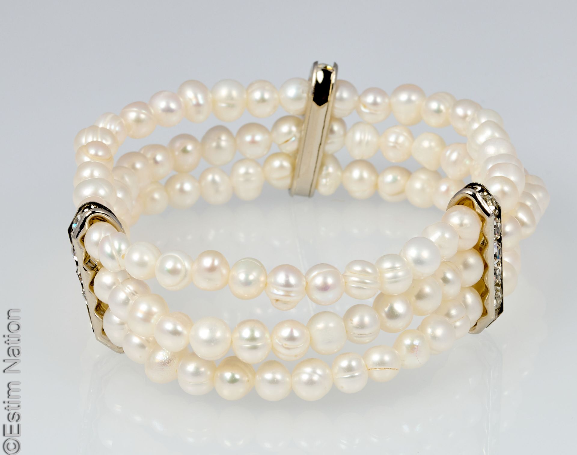 BRACELET PERLES Bracelet extensible composé de trois rangs de perles d'eau douce&hellip;