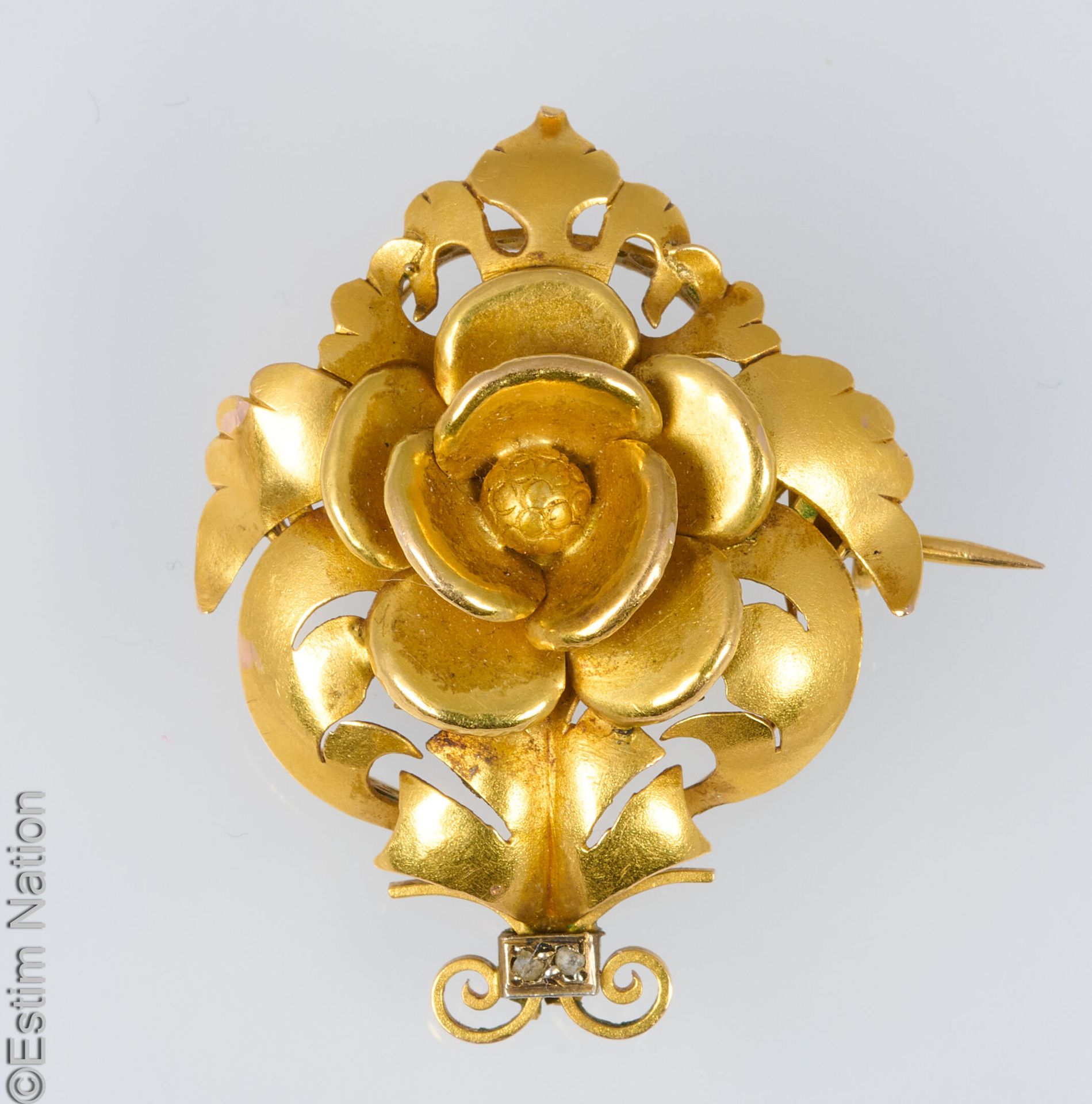 BROCHE OR Broche en or jaune 18K (750 millièmes) à décor de fleur sculptée surli&hellip;