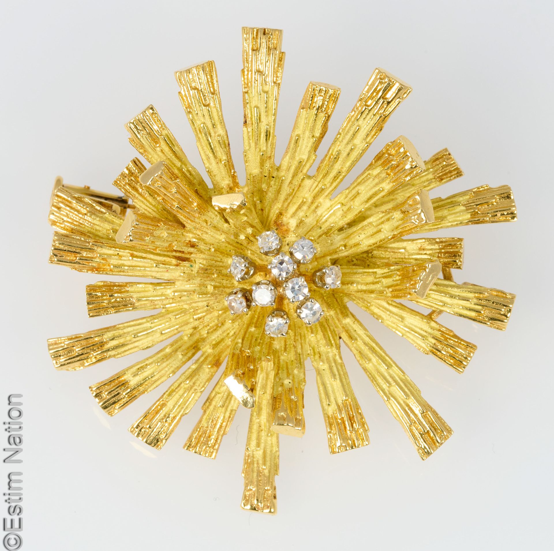 BROCHE FLEUR OR ET DIAMANTS Broche "Fleur" en or jaune 18K ( 750 millièmes) cise&hellip;