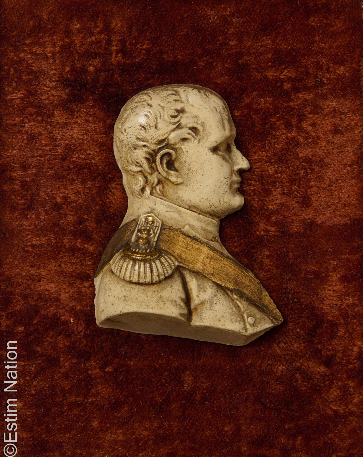 NAPOLEON Profil von Napoleon
Basrelief und Rahmen aus Gips mit Goldhöhungen, Hin&hellip;