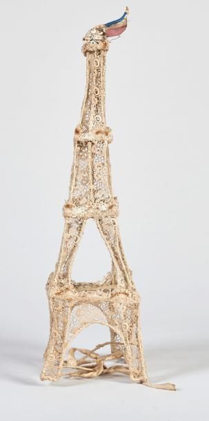 COIFFE Coiffe Tour Eiffel, armature métallique, couverte de dentelle.