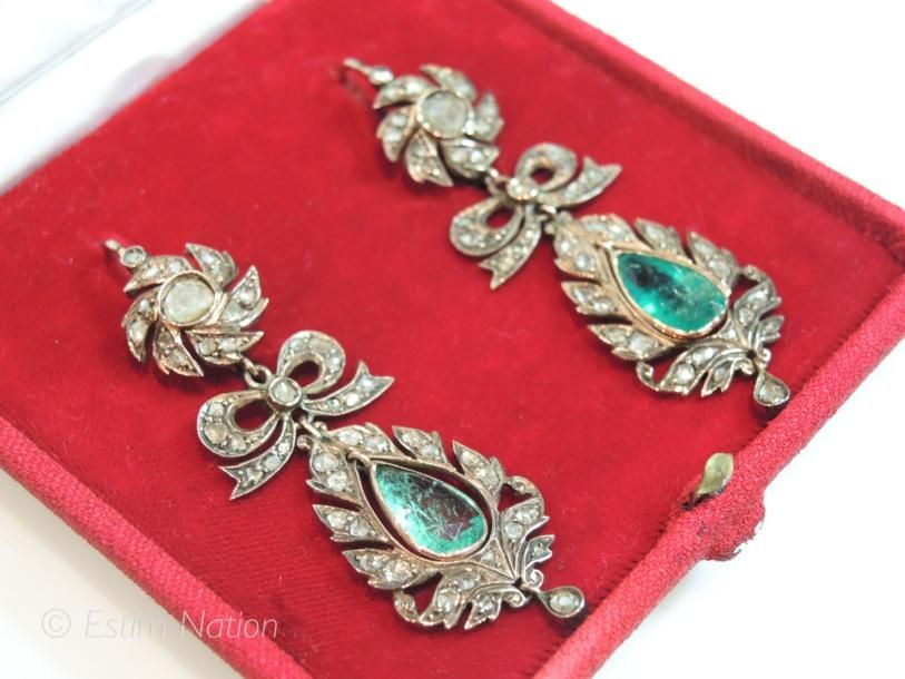 PAIRE DE BOUCLES D'OREILLES DÉBUT 19ÈME SIÈCLE France. 1798-1809. Paire de penda&hellip;