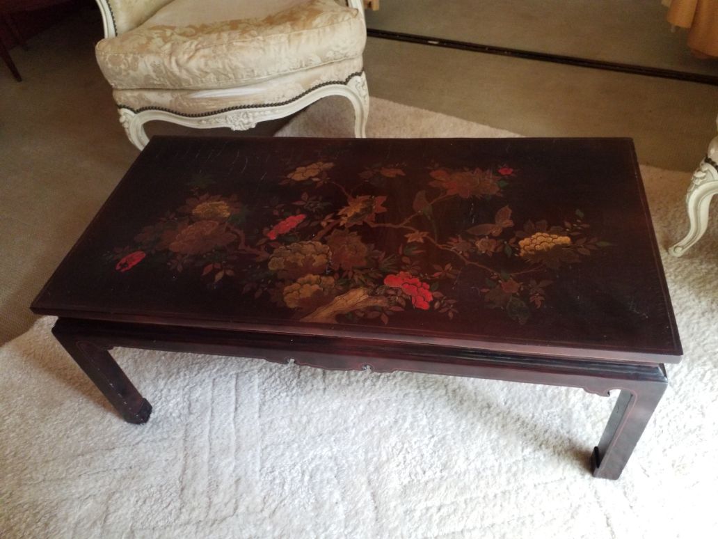Null Lacquered wood coffee table with flowers decoration

China, 20th c