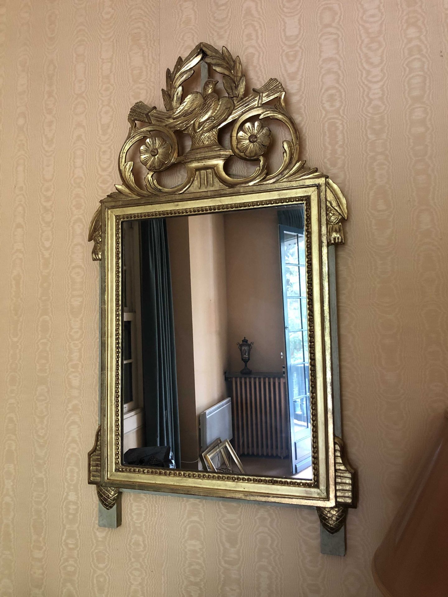 Null 
一面长方形的鎏金木镜，镜座上有一只鸽子和一个箭筒
路易十六风格