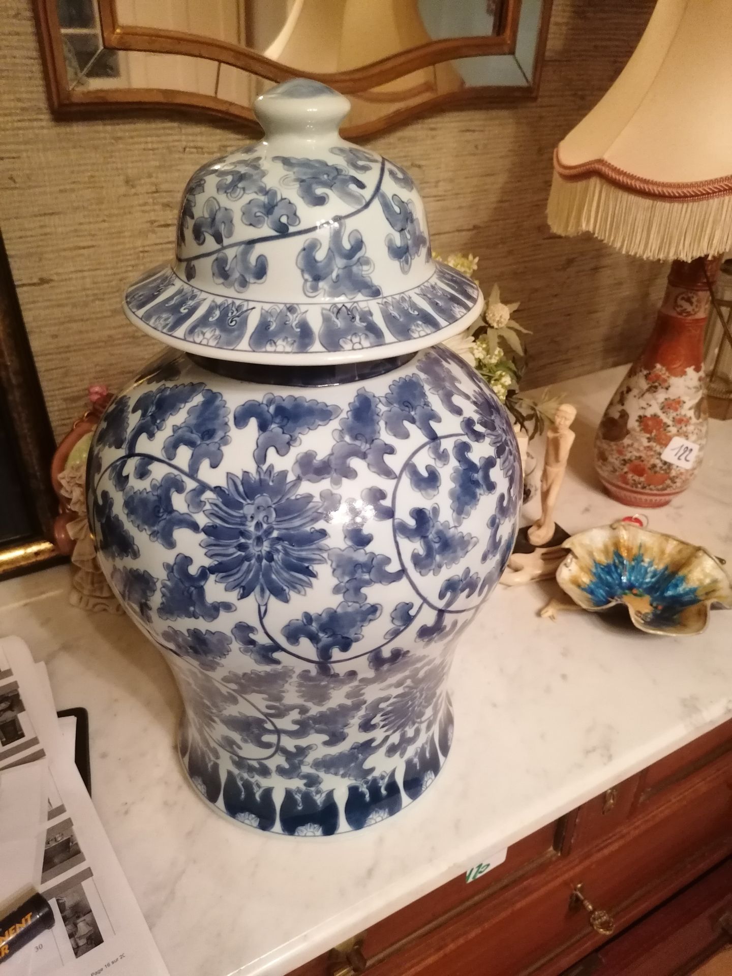 Null 
Potiche couverte en porcelaine de Chine blanc à motif de fleurs bleues
Nou&hellip;