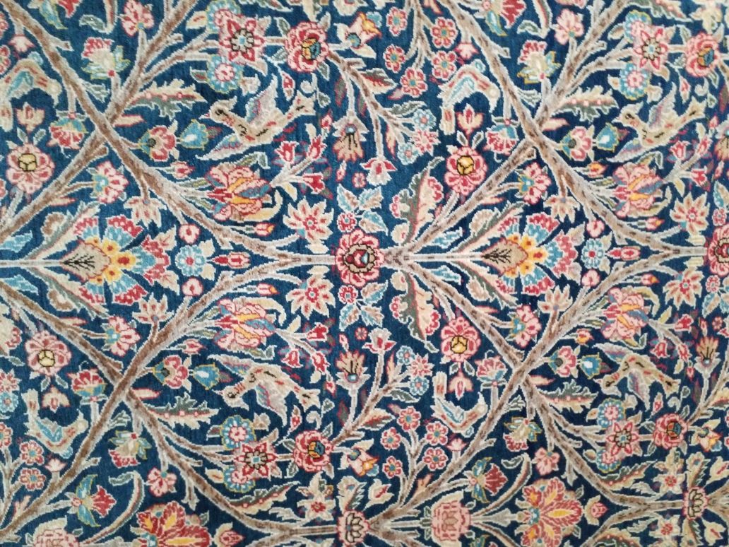 Null 
羊毛和丝绸混纺地毯，深蓝色背景上的花朵。
20世纪的机械作品。

尺寸：189x266厘米。
