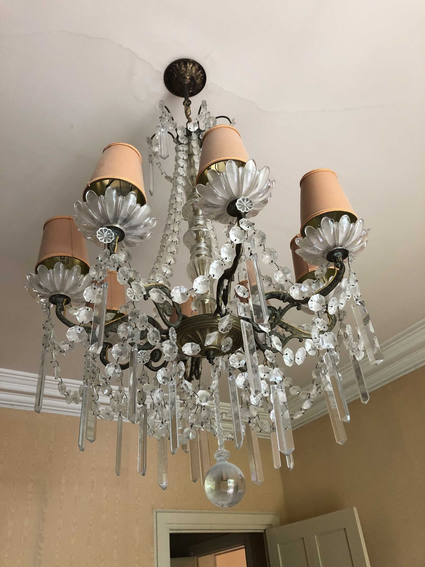 Null A bronze chandelier with 8 arms of light, decorated with cut crystal pendan&hellip;