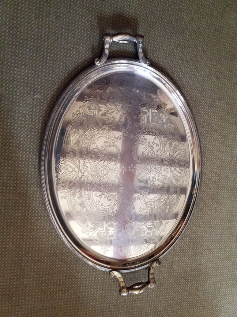 Null Christofle Gallia系列银盘，刻有阿拉伯式纹饰

直径：42x63