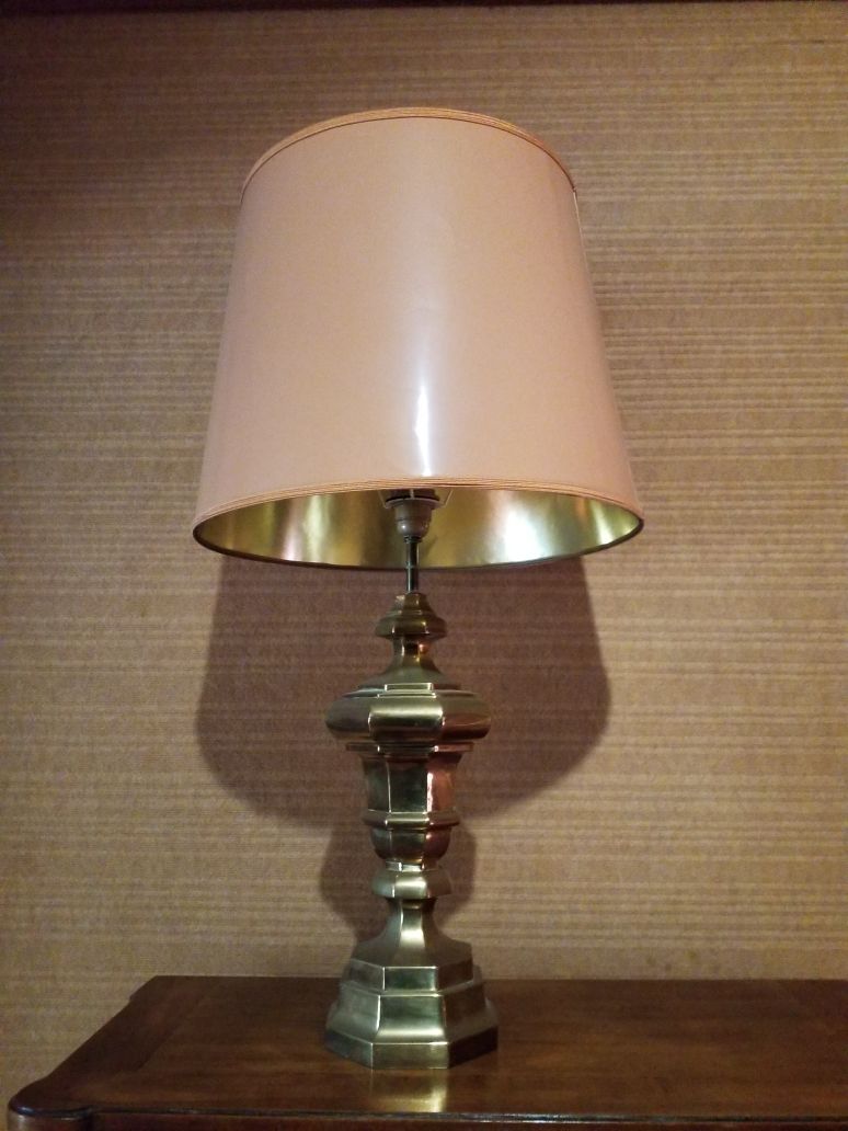Null Lampe mit balusterförmigem Metallschaft.

Höhe: 44 cm.