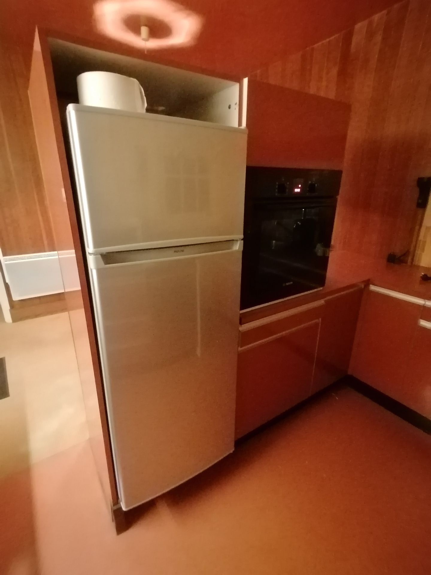 Null 
一套家用电器包括:
- 1台BOSCH烤箱。
- 1个MOULINEX微波炉。
- 1台Proline冰箱
- 1台Vedette洗衣机