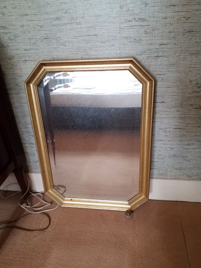 Null Uno specchio ottagonale in stucco dorato

XX secolo.

Dimensioni: 78x58 cm.