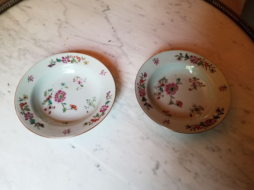 Null 2个白瓷小汤盘，饰有花纹

珐琅彩，中国 19世纪
