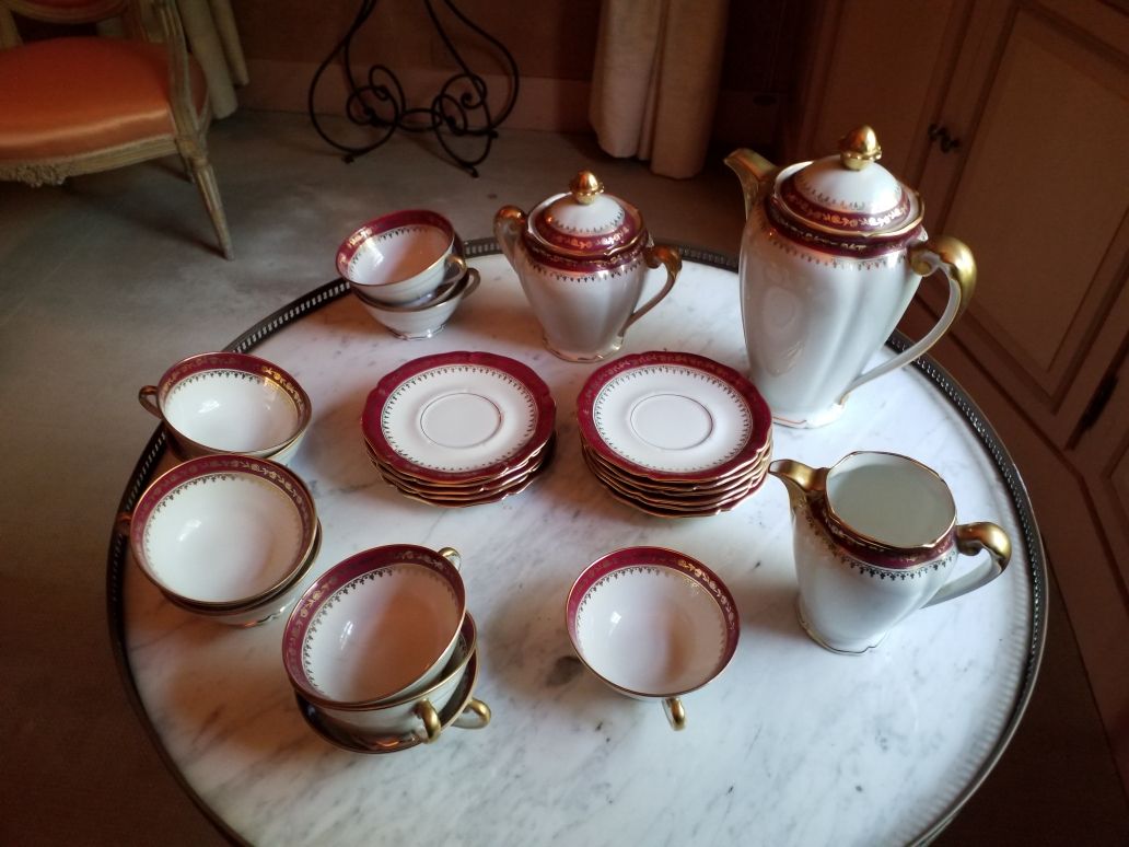Null 
利摩日白瓷茶具的一部分，有红色的塔和金色的图案。
- 11个杯子和它们的碟子（1个碟子上的头发）。
- 1个茶壶 
- 1个小壶
- 1个有盖糖罐
&hellip;