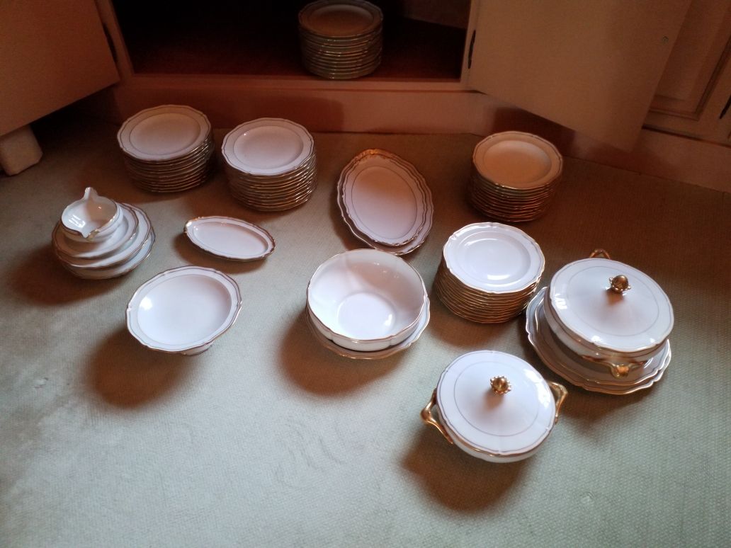Null 白底金边的利摩日瓷器餐具的一部分，包括:

- 35个餐盘

-12个汤盘

-12个小盘子

-1酱船

-4个盘子，其中2个是小的，1个大的边缘有&hellip;