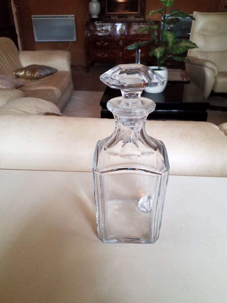 Null 巴卡拉水晶酒壶

瓶塞底部破损（粘在瓶底）。

高度：20厘米。