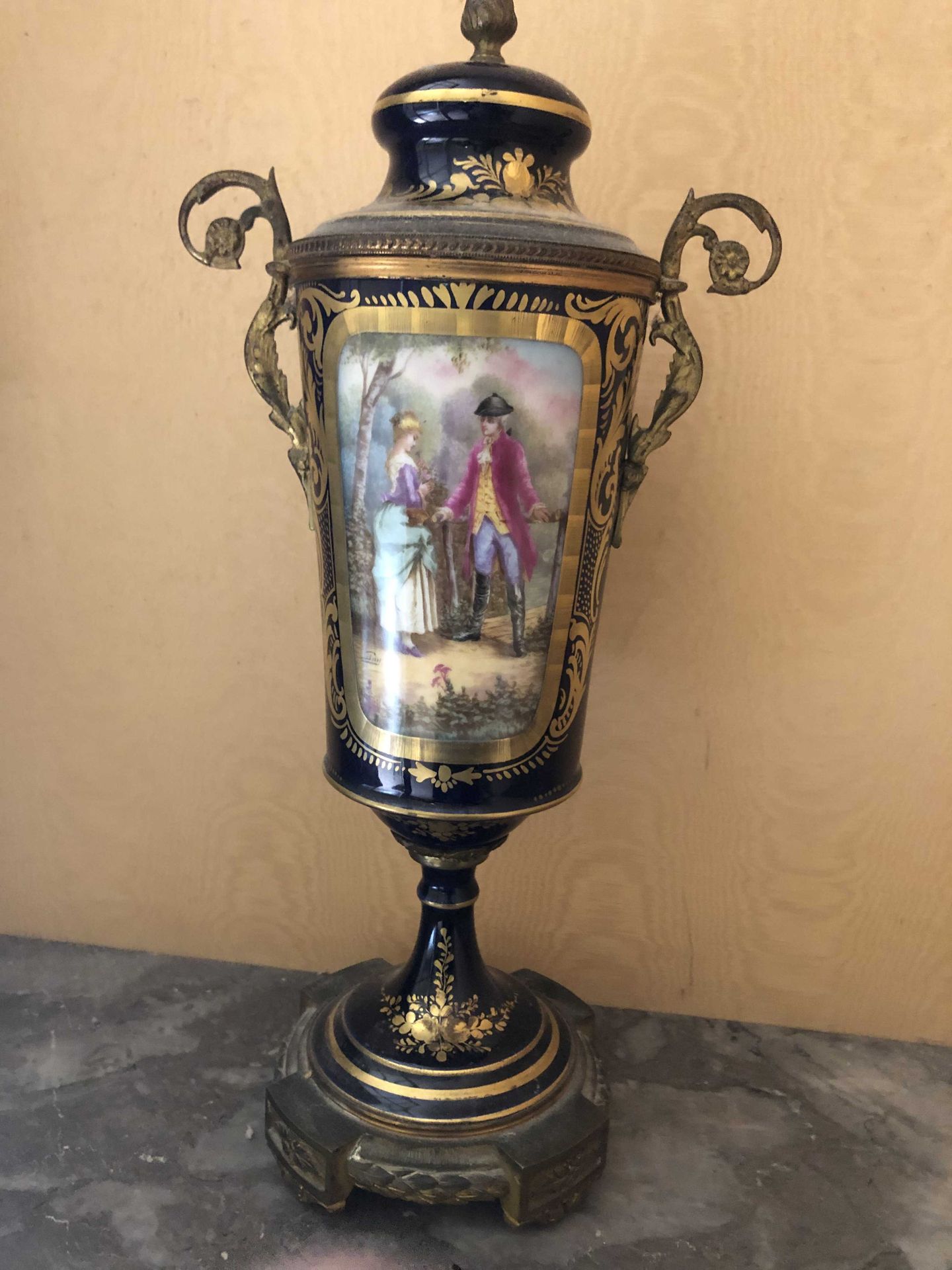 Null 蓝釉陶罐盖花瓶，上面有一个英勇的场景，青铜饰面

20世纪初