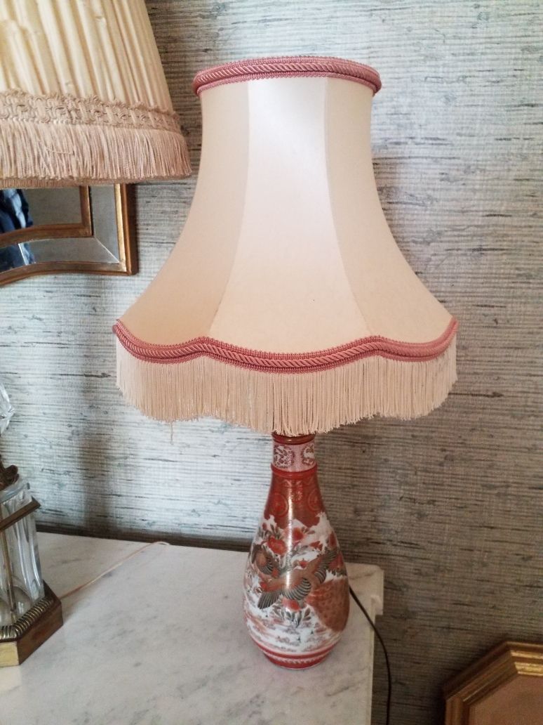 Null Vase monté en lampe en porcelaine de Chine à motif de coqs, sur fond rouge &hellip;