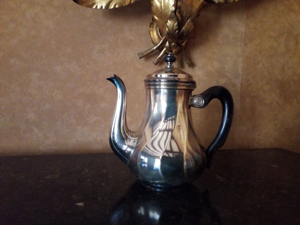 Null 
法国Christofle镀银咖啡壶，发黑的木柄

我们添加一个小的镀银壶