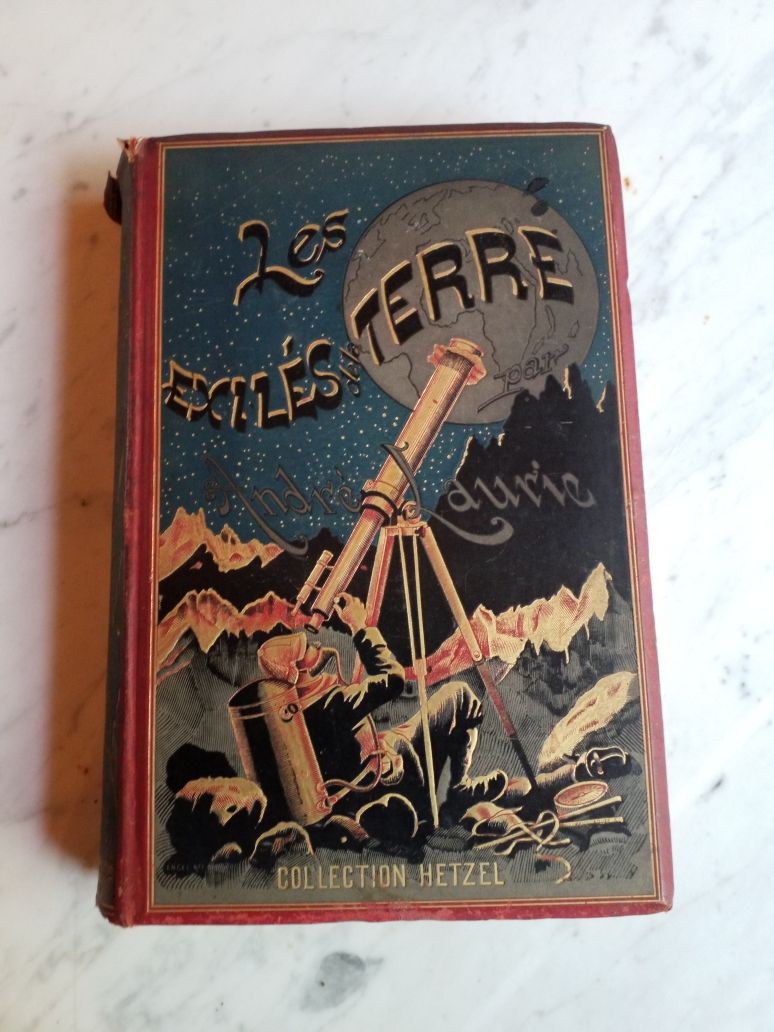 Null 
劳瑞（André）。地球上的流亡者》。巴黎，Hetzel，sd（1888）。大8开本，红色珍珠岩板，封面和书脊上有多色装饰（恩格尔装订）。
雀斑，书&hellip;