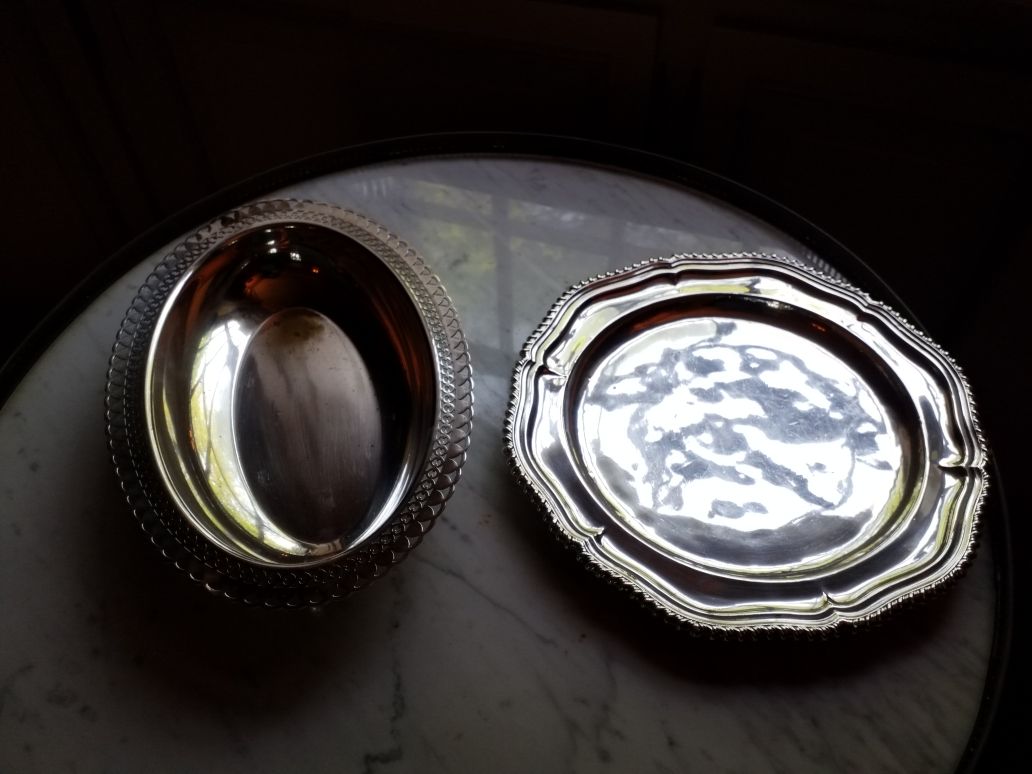 Null 2个镀银盘子，一个是圆形的，边缘有轮廓的，一个是空心的，边缘有镂空的。