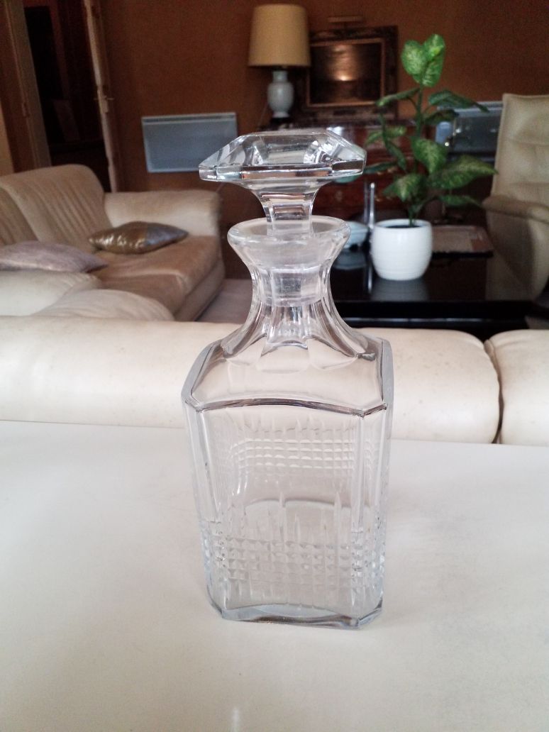 Null 巴卡拉钻石切割水晶威士忌酒瓶，方形截面

高度：23厘米。